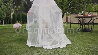 年轻新娘穿着长长的花边、白色婚纱和戴着婚纱的婚纱，穿着他的婚纱